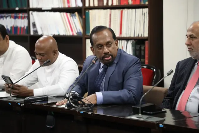 සභාපති ධූරය සදහා පාර්ලිමේන්තු මන්ත්‍රීවරුන් වන රෝහිත අබේගුණවර්ධන සහ ගාමිණී වලේබොඩ යන මහත්වරුන්ගේ නම් යෝජනා විය. රෝහිත අබේගුණවර්ධනගේ නම පාර්ලිමේන්තු මන්ත්‍රී මහින්දානන්ද අළුත්ගමගේ යෝජනා කළ අතර, පාර්ලිමේන්තු මන්ත්‍රී සංජීව එදිරිමාන්න එය ස්ථිර කළේ ය.