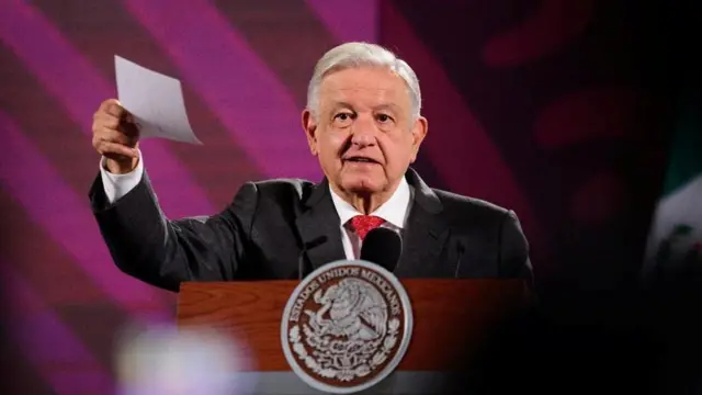 Andrés Manuel López Obrador,estrategia bet365 futebol virtualterno e gravata vermelha, discursa com papel na mão 