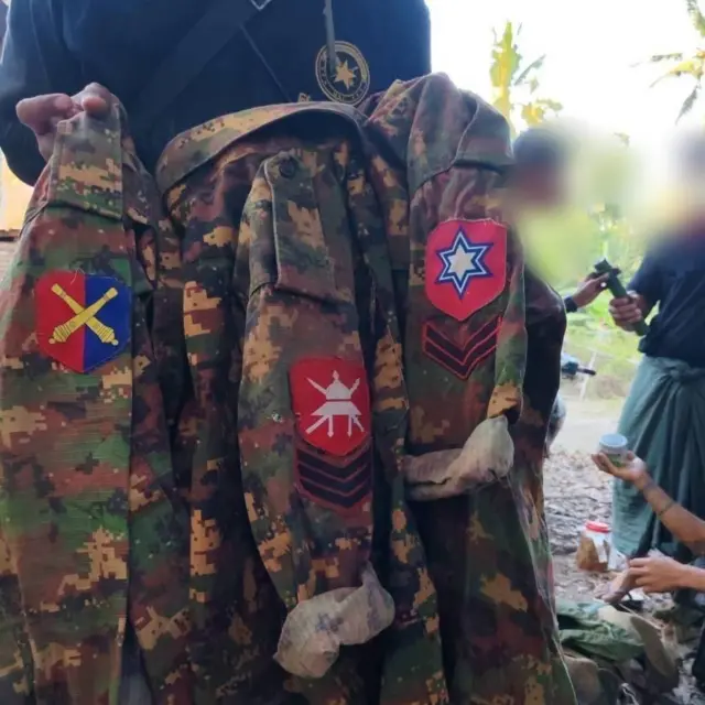 ဧပြီလတုန်းက မင်းလှမြို့နယ်၊ စမ်းဘုတ်ရွာတပ်စခန်းကို တော်လှန်ရေးအဖွဲ့တွေ သိမ်းပြီးနောက်ထုတ်ပြန်လာတဲ့ပုံ