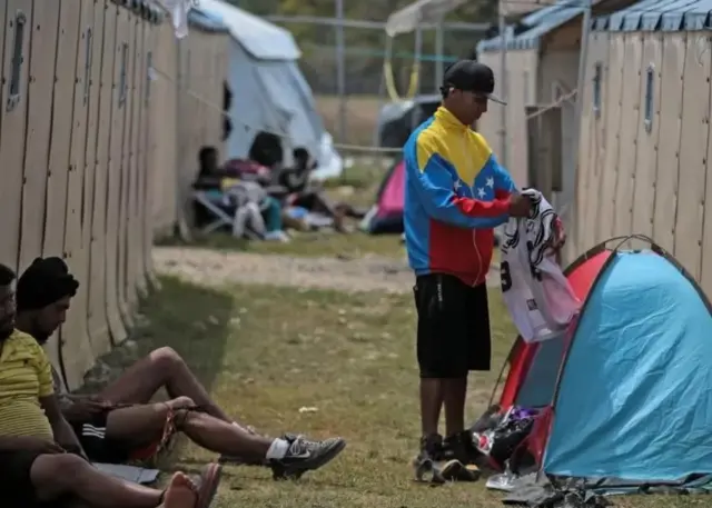 Des migrants dans un camp.