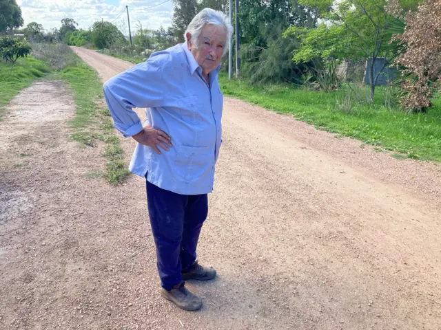 José Mujica parado sobre un camino de tierra