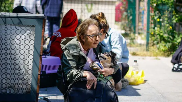 İstanbul'da halen çok sayıda kişi yeni bir deprem korkusuyla sokakta bekliyor. Fotoğrafta yaşlı bir kadın, kucağında köpeğiyle endişeli bir şekilde bekliyor.