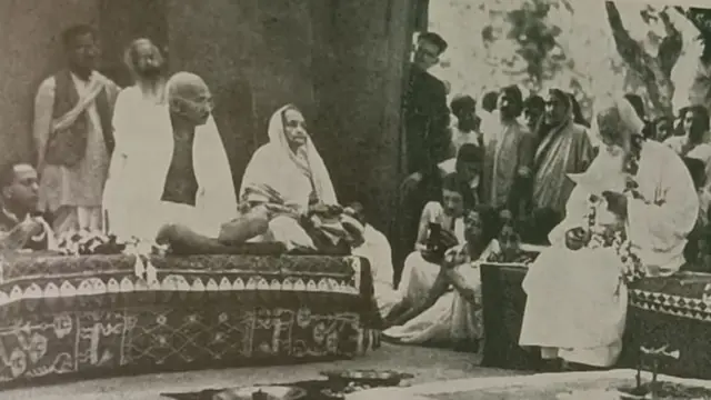 શાંતિ નિકેતનમાં એક સમારંભમાં મહાત્મા ગાંધી સાથે રવીન્દ્રનાથ ટાગોર