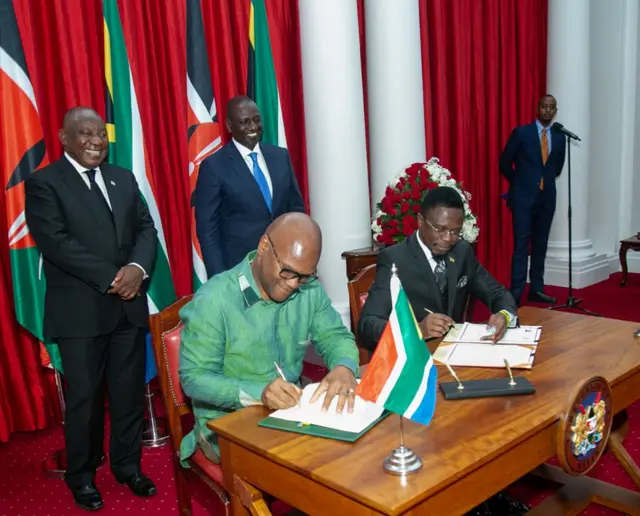 Mr Ramaphosa (bidix) ayaa dhowr heshiis la saxiixday Mr Ruto (midig)