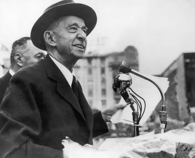 İsmet İnönü 1961 yılına ait bir miting konuşması fotoğrafı 