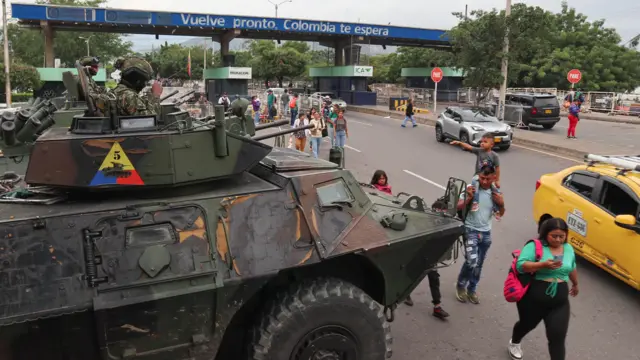 Stanovništvo Venecuele prelazi u Kolumbiju, koja je postavila vojsku na granicu
