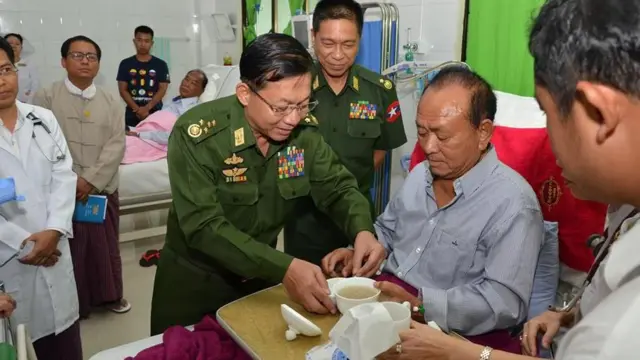 ၂၀၁၈ က နေပြည်တော်ကိုရောက်လာရင်း ဖျားနာလို့ ဆေးရုံတက်ရတဲ့ ဝ ခေါင်းဆောင်နှစ်ဦးကို အားဖြည့် ငှက်သိုက်သွားတိုက်တဲ့ ဗိုလ်ချုပ်မှူးကြီးမင်းအောင်လှိုင်