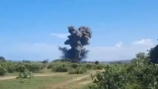 suasana di lokasi ledakan amunisi di kawasan pantai Garut