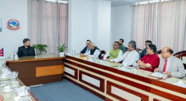 प्रधानमन्त्री बालेन मधेशकेन्द्रित दलका नेताहरूसँग छलफल गर्दै