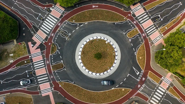 Les ronds-points ne réduisent peut-être pas le nombre de collisions entre véhicules, mais ils contribuent à réduire la vitesse et donc les décès
