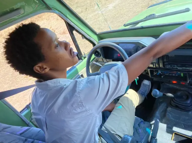 Atwara abakerarugendo akanabasobanurira byose babonye muri parike