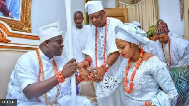 Ọọni n gba Silẹkunọla si aafin gẹgẹ bi Olori