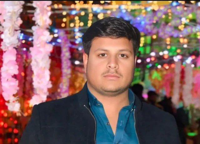 Goob joogayaal ayaa sheegaya in Aon Cabbaas uu hakad geliyay salaada si uu u xiro wadadii uu marayey ninkii is qarxiyay.