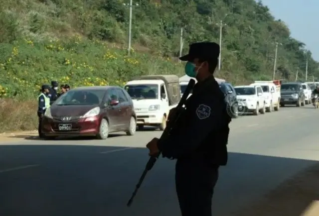 မြို့အဝင်မှာ လုံခြုံရေးစောင့်ကြပ်နေတဲ့ MNDAA ရဲတပ်ဖွဲ့ဝင်တစ်ဦး