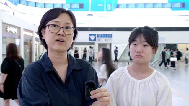 인터뷰하고 있는 조영선씨와 딸 장재인 양