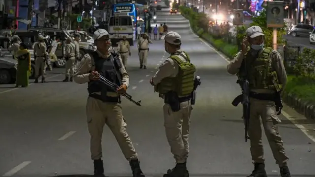 ইম্ফলের রাস্তায় চলছে নিরাপত্তা বাহিনীর টহল