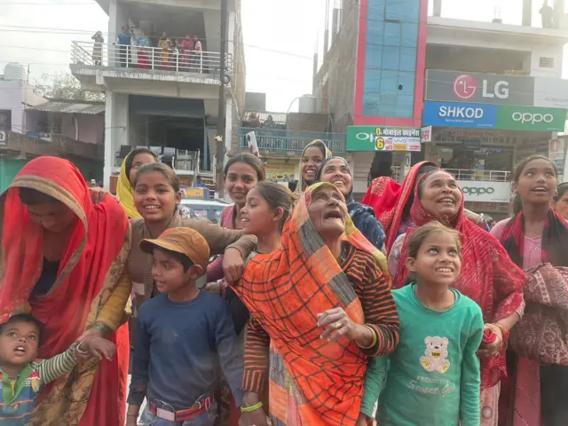 सड़क किनारे खड़े लोग