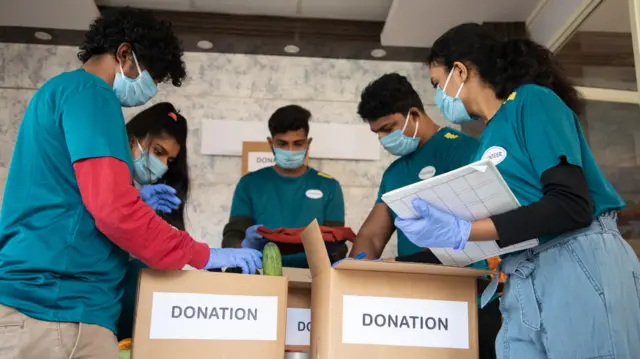 দান সংগ্রহে ব্যস্ত একদল স্বেচ্ছাসেবী তরুণ