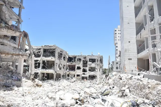 Kerusakan terlihat setelah sebuah rudal yang diluncurkan dari Iran dilaporkan menghantam Bat Yam, selatan Tel Aviv, Israel, pada 20 Juni 2025.