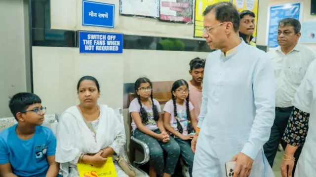 विश्वजीत राणे एक अस्पताल में अचानक निरीक्षण करते हुए 