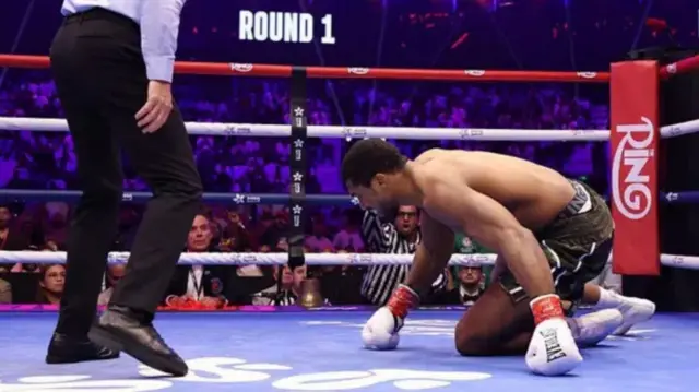 Joshua fall for di canvas afta one uppercut by Prenga for di opening 20 seconds of round one

