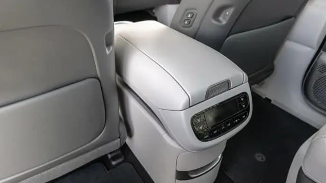 کنسول وسط به عقب و جلو حرکت می‌کند