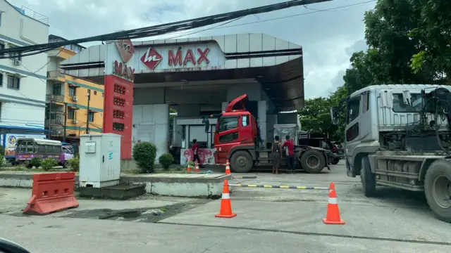 ရန်ကုန်မြို့ပေါ်က စက်သုံးဆီအရောင်းဆိုင်တခုမှာ ဆီထည့်နေတဲ့ ကားများ