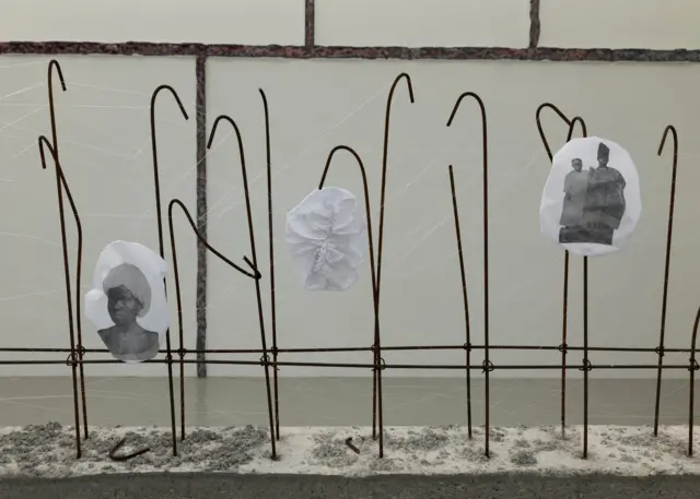 Em Aracnes, Paulino costura retratos de mulheres negras com fios que remetem a teias de aranhas