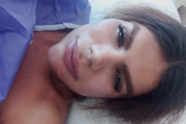 سال گذشته هنگامی که در راه مطب پزشک در کافه‌ای مشغول خوردن صبحانه بود از سوی مردی که گمان کرده بود او پناهجوی سوری است مورد حمله فیزیکی قرار گرفت و بر اثر مشت آن فرد، فک صورتش شکست و مدتها در بیمارستان بستری بود.