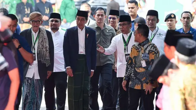 Presiden Joko Widodo (ketiga kiri) didampingi Rais Aam PBNU Miftachul Akhyar (kiri), Ketua Umum PBNU Yahya Cholil Staquf (kelima kiri), Menteri Agama Yaqut Cholil Qoumas (kedua kiri) tiba di lokasi Pembukaan Musyawarah Nasional Alim Ulama dan Konferensi Besar Nahdlatul Ulama 1445 H/2023 M di Pondok Pesantren Al-Hamid, Cipayung, Jakarta Timur, Senin (18/9/2023). 