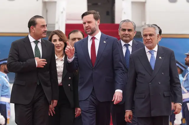 Джей Ди Вэнс в Исламабаде в окружении пакистанских чиновников