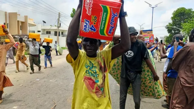 One boy carry Indomie wey e allegedly loot for shop during di protest for head