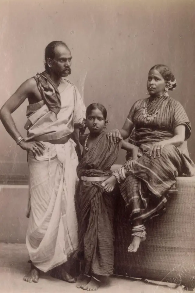 சிங்கப்பூரில் ஓர் இந்தியக் குடும்பம், 19-ஆம் நூற்றாண்டின் பிற்பகுதி. சில படங்கள் மலாய் தீபகற்பம், சிங்கப்பூர் மற்றும் வங்கதேசத்தின் சிட்டகாங் ஆகிய பகுதிகளைச் சேர்ந்த மக்களையும் சித்தரிக்கின்றன.