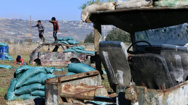 أطفال يلعبون في قرية الخيام