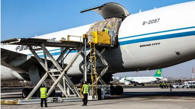 Avião chinês sendo carregado com produtos