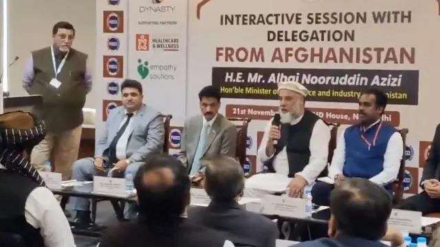 عکس نورالدین عزیزی وزیر تجارت طالبان در یک مراسم گفت‌وشنود در میان مقامات و تاجران و سرمایه‌گذاران هندی