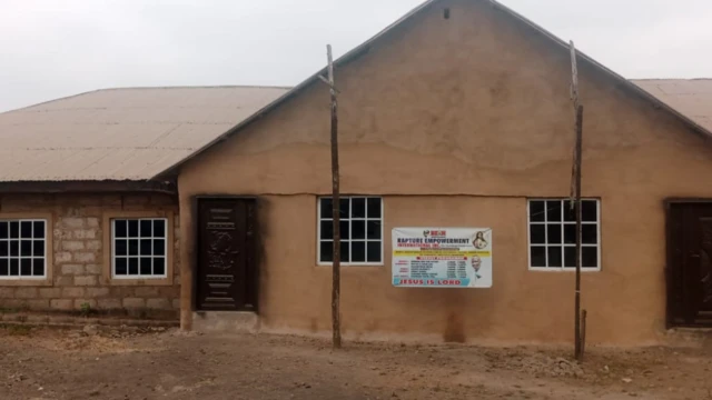 a church building wye dem neva complete.