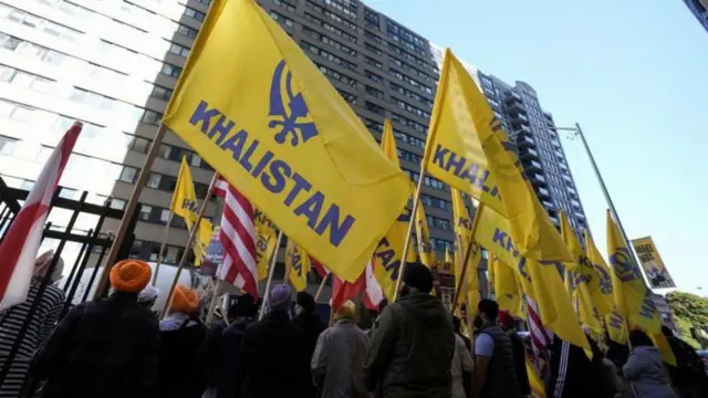 कॅनडातील टोरंटोमध्ये भारतीय दुतावासासमोर आंदोलन करताना खलिस्तान समर्थक.