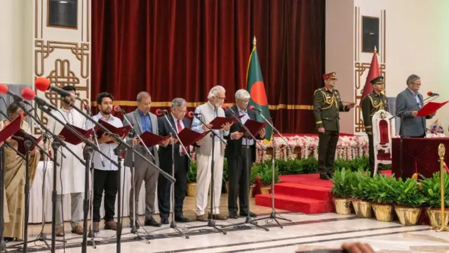 সংবিধান অনুযায়ী বঙ্গভবনে শপথ নিচ্ছেন উপদেষ্টামণ্ডলী