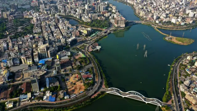 মেনিনজাইটিস ঘণবসতি এলাকায় ছড়িয়ে থাকে।