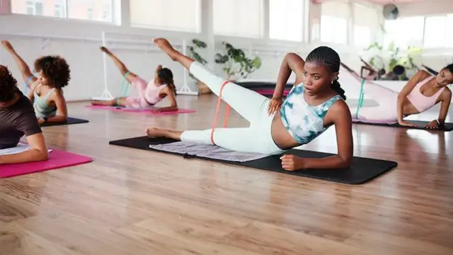 Заняття аеробікою в гімнастичному залі