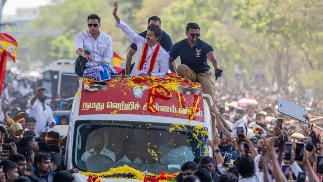 විජෙයි සිය මැතිවරණ ප්‍රචාරණ රැළියක් අතර වාරය්දී.
