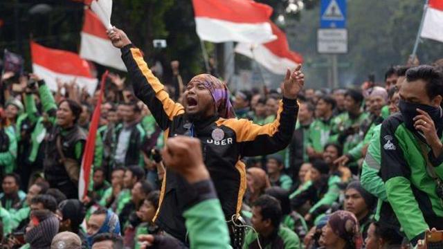 Ratusan pengemudi ojek online menggelar aksi demonstrasi di depan Istana Jakarta yang isinya mendesak pemerintah melindungi hak-hak mereka. 
