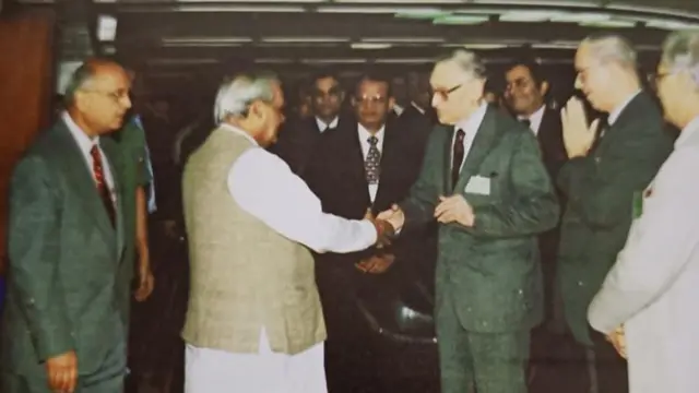 माजी पंतप्रधान अटलबिहारी वाजपेयी यांच्यासोबत रामनाथ काव