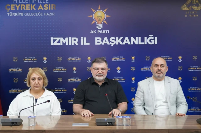 Menderes belediye başkan vekili seçilen Asuman Şen'in (solda) ve AKP İzmir İl Başkanı Bilal Saygılı'nın (ortada) yer aldığı bir fotoğraf. Fotoğrafta üçüncü bir kişi de en sağda oturuyor.