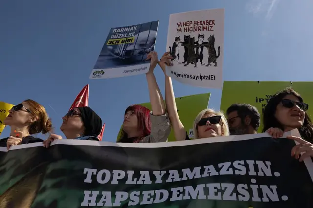 hayvan hakları savunucuları pankartla gösteri yapıyor
