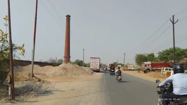 कालीन में इस्तेमाल होने वाले धागे की फैक्ट्री की बंद पड़ी चिमनी