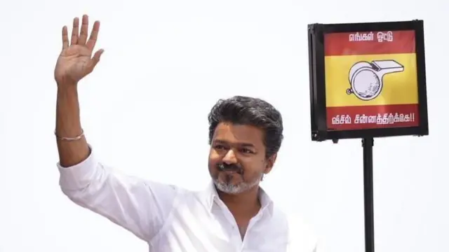 தபால் வாக்குகளில் விஜய் முன்னிலை பெற்றிருப்பது திமுகவின் வாக்கு வங்கியில் நேரடியாக பாதிப்பை ஏற்படுத்தியிருப்பதை உணர்த்துகிறது