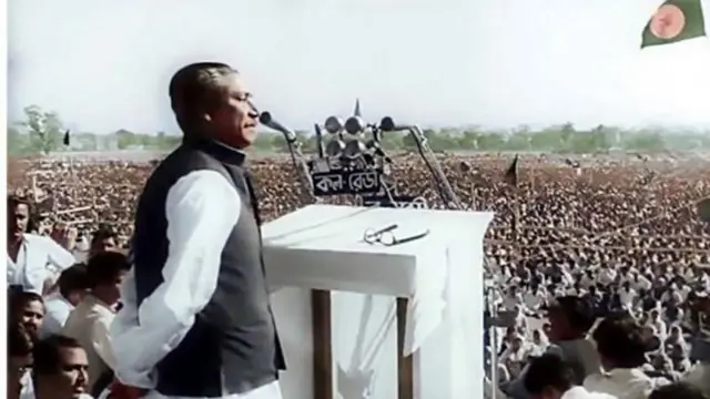 ১৯৭১ সালের ৭ই মার্চ তৎকালীন রেসকোর্স ময়দানে ভাষণ দেবার সময় শেখ মুজিবুর রহমান