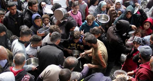 فلسطينيون يتجمعون للحصول على طعام في غزة الشهر الماضي